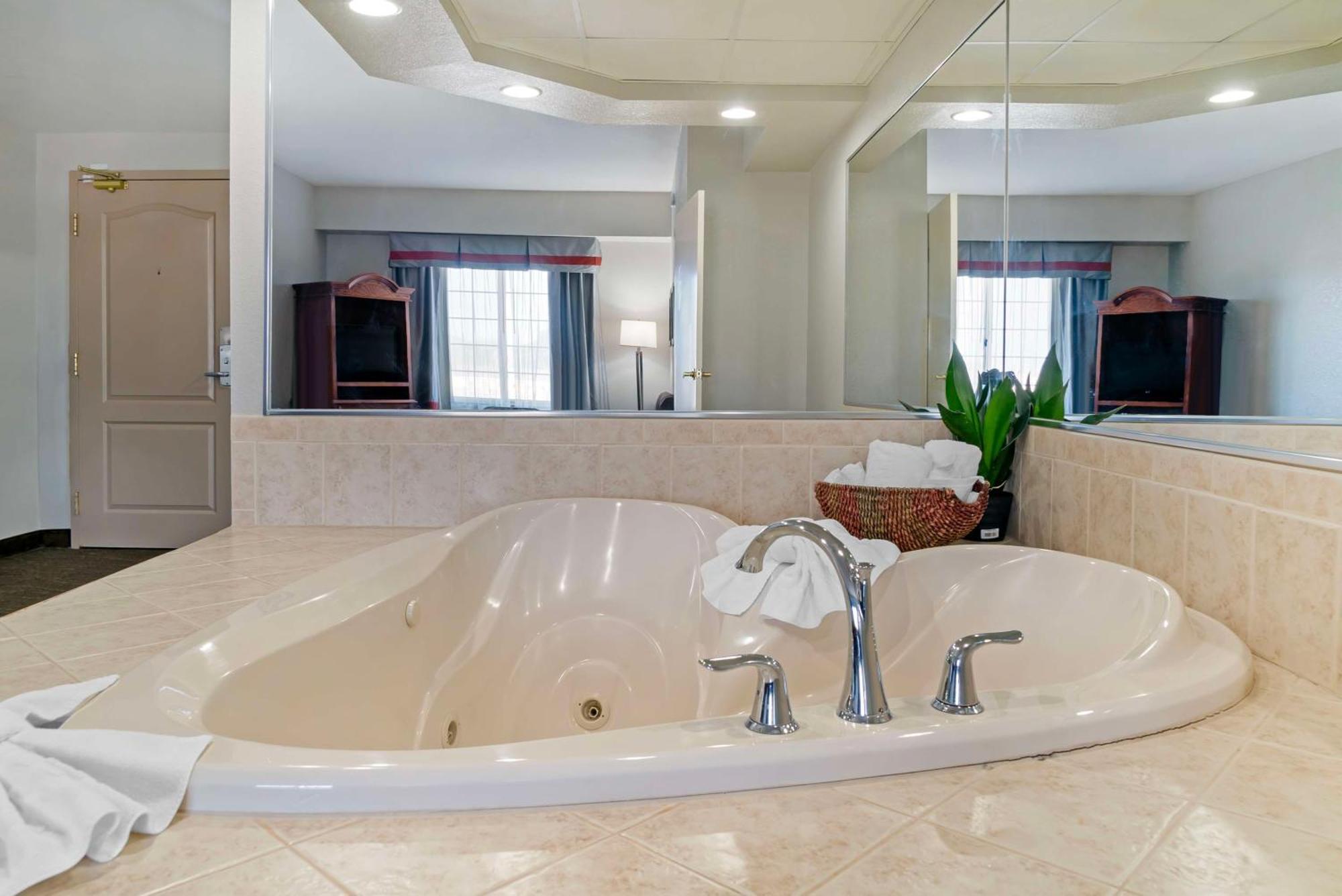 Best Western Executive Inn & Suites Grand Rapids Bagian luar foto
